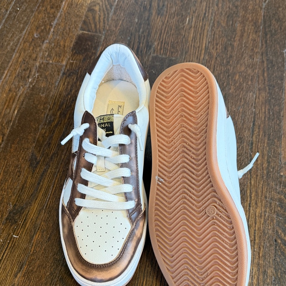 Vintage Havana Low-Top Sneakers in White with Gold Accent - Picture 4 of 4